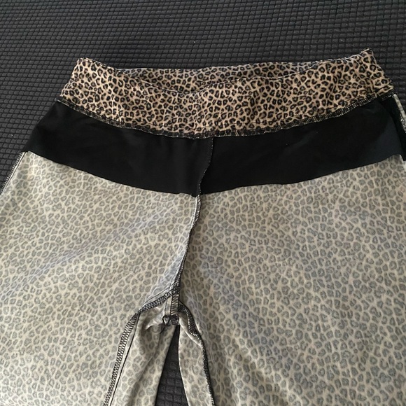 Leopard print ankle length trousers - Picture 3 of 7